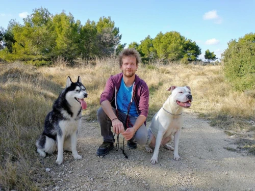 photo de yoann soulie avec des chiens